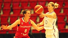 Mezinárodní basketbalový turnaj v Karlových Varech. Ilona Burgrová (vlevo) se...