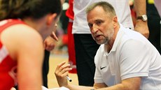 Trenér Lubor Blaek radí eským basketbalistkám.