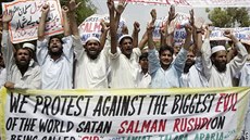 Protesty v Pákistánu proti udlení titulu sir Salmanu Rushdiemu