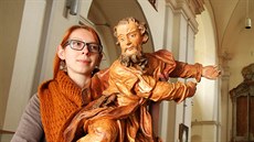 Vedoucí kláštera Ostrov Eliška Failová se sochou Mojžíše v klášterním kostele. Vedoucí kláštera Ostrov Eliška Failová se sochou Mojžíše v klášterním kostele.