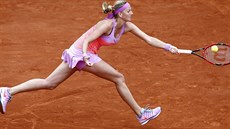 eská tenistka Petra Kvitová se natahuje po míku ve druhém kole Roland Garros.