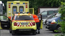Řidič dodávky při couvání přehlédl seniora a narazil do něj. Ten na místě... Řidič dodávky při couvání přehlédl seniora a narazil do něj. Ten na místě...