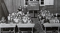 Němci nosili bílou pásku. Když potkali strážce s červenou páskou, museli... Němci nosili bílou pásku. Když potkali strážce s červenou páskou, museli...