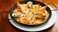 Paella marisco podle restaurace El Barrio de Angél