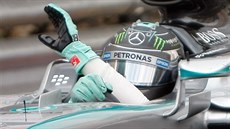 Nico Rosberg zdraví diváky po vítzství v Monaku.