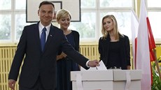 Kandidát na polského prezidenta Andrzej Duda odevzdává v Krakow svj hlas po...