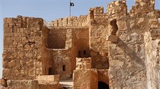 Snímek zachycující ernou vlajku Islámského státu nad citadelou starobylé...