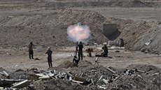 Vojáci irácké armády a písluníci íitských milic útoí na pozice Islámského...