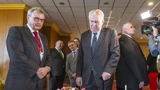 Vladimír Dlouhý a Miloš Zeman na XXVII. Sněmu Hospodářské komory ČR (28. května... Vladimír Dlouhý a Miloš Zeman na XXVII. Sněmu Hospodářské komory ČR (28. května...