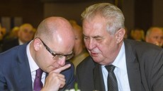 Premiér Bohuslav Sobotka a prezident Miloš Zeman hovoří na XXVII. Sněmu... Premiér Bohuslav Sobotka a prezident Miloš Zeman hovoří na XXVII. Sněmu...