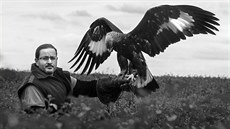Sokolník Daniel Dobrkovský s orlem skalním. Sokolník Daniel Dobrkovský s orlem skalním.