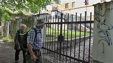 Průchod do lesoparku Heulos přes zahradu domu bývalého hejtmana Františka... Průchod do lesoparku Heulos přes zahradu domu bývalého hejtmana Františka...