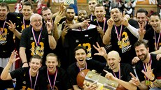 STARONOVÍ AMPIONI. Basketbalisté Nymburka s trofejí pro vítze ligy...