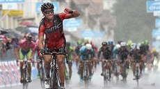 Philippe Gilbert slaví jasné vítězství ve finiši dvanácté etapy Gira. Philippe Gilbert slaví jasné vítězství ve finiši dvanácté etapy Gira.