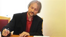 Předseda IHC Písek Zdeněk Šťastný při podpisu smlouvy se severočeským klubem... Předseda IHC Písek Zdeněk Šťastný při podpisu smlouvy se severočeským klubem...