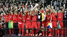 Fotbalisté Sevilly se radují z vítzství v Evropské lize.