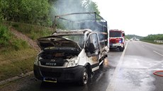 Požár dodávky na dálnici D11 u Dobřenic (25.5.2015). Požár dodávky na dálnici D11 u Dobřenic (25.5.2015).