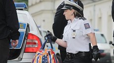 Policisté vedou Vlastislava A. z ubytovny, kde ho zatkli krátce po vrad.