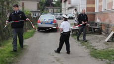 Policisté vedou Vlastislava A. z ubytovny, kde ho zatkli krátce po vrad.