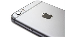 Pohled na zadní stranu současného iPhonu. Nový dostane více paměti, lepší... Pohled na zadní stranu současného iPhonu. Nový dostane více paměti, lepší...