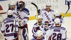 Hokejisté New York Rangers se radují z výhry na ledě Tampy Bay. Hokejisté New York Rangers se radují z výhry na ledě Tampy Bay.
