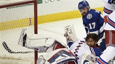 Gólman Henrik Lundqvist z New York Rangers ztratil po jednom závaru ped jeho...