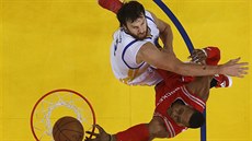 Dwight Howard z Houstonu zakonuje do koe , Golden State. Marn mu v tom brání...