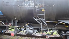 U Bludova ujely cisterny s chemikáliemi, narazily do stojícího vlaku (22....