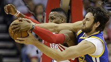 Dwight Howard (vlevo) z Houstonu a Andrw Bogut z Golden State se petahují o...