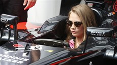 Modelka Cara Delevingneová si v Monaku vyzkouela sezení v mclarenu.