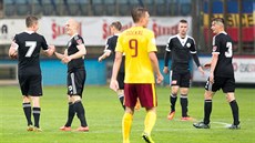 Českobudějovičtí fotbalisté (v černém) slaví branku proti Spartě. Ve žlutm... Českobudějovičtí fotbalisté (v černém) slaví branku proti Spartě. Ve žlutm...