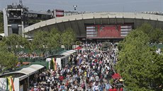 Tenisoví fanouci míí na první zápasy grandslamového Roland Garros.