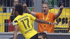 Pierre-Emerick Aubameyang z Dortmundu (vlevo) se raduje z trefy proti Werderu...