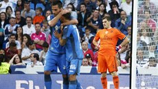 Zklamaný gólman Realu Madrid Iker Casillas (vpravo) poté, co inkasoval gól od...