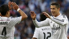 Útoník Realu Madrid Cristiano Ronaldo (vpravo) slaví se spoluhráem jeden ze...