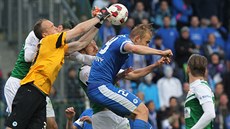 Liberecký gólman Luká Hroo (ve lutém) zasahuje ve finále poháru proti...