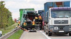 Pi dopravní nehod na D1 u Brna zemeli dva idii kamiónu (25. 5. 2015).