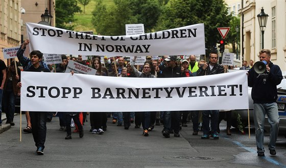 Snímek z kvtnového protestu proti norskému úadu Barnevernet v Praze.