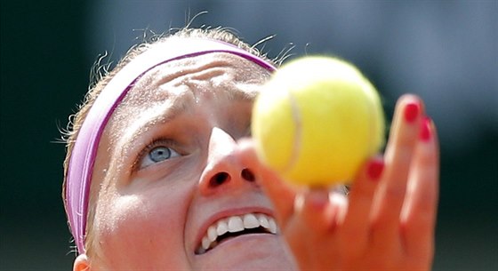 SERVIS. Petra Kvitová ve tetím kole na Roland Garros.