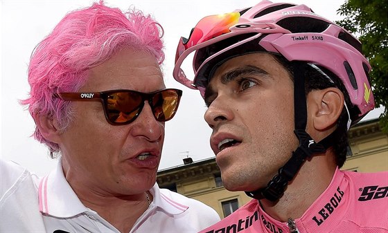 RَOVÁ JE BARVA NAE. Lídr Gira Alberto Contador a s inspirativním pelivem...