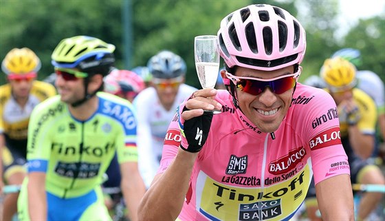 NA VÍTZSTVÍ. Lídr Gira Alberto Contador v poslední etap.