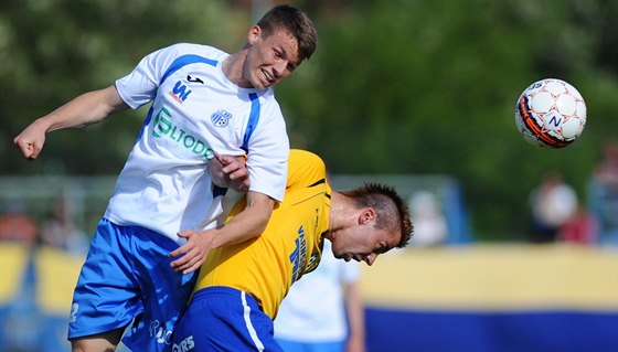 Michal Pavlata z Ústí nad Labem (vlevo) v hlavikovém souboji s Jiím Janoukem...