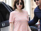 Pruhovan triko nos Dakota Johnsonov nejradji s zkmi modrmi dnami.