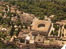 Palác Alhambra u Granady. tvercová budova uprosted je palác Karla V.