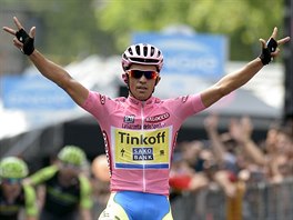 TET TRIUMF NA GIRU. Alberto Contador v cli zvren etapy vmluvn ukazuje...
