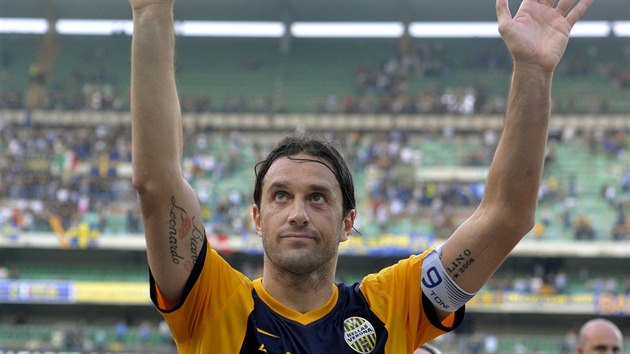 POD MU TO STL. Osmaticetilet Luca Toni se trefil za Veronu proti Juventusu a dal 22. gl v sezon.