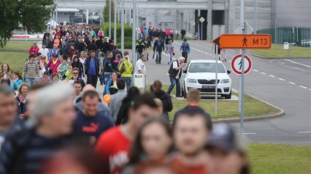 Den otevench dve v mladoboleslavsk automobilce pilkal 80 tisc nvtvnk ze vech kout zem (30. kvtna 2015).