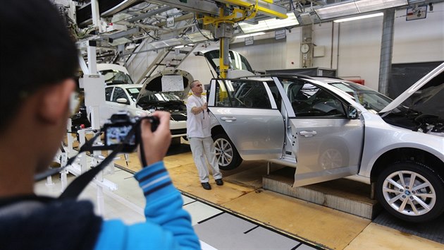 Den otevřených dveří v mladoboleslavské automobilce přilákal 80 tisíc návštěvníků ze všech koutů země (30. května 2015).