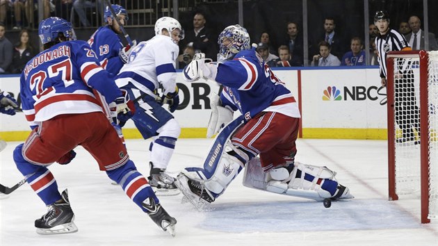 Ondej Palt z Tampy Bay pekonv branke New York Rangers Henrika Lundqvista.