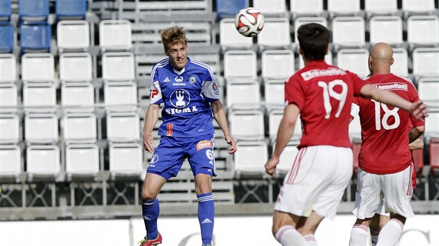 Olomoucký Jakub Plek hlavikuje v utkání s ikovem.